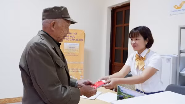 Việc chi trả trợ cấp xã hội tới đây sẽ do cán bộ cấp xã thực hiện. Ảnh: Internet