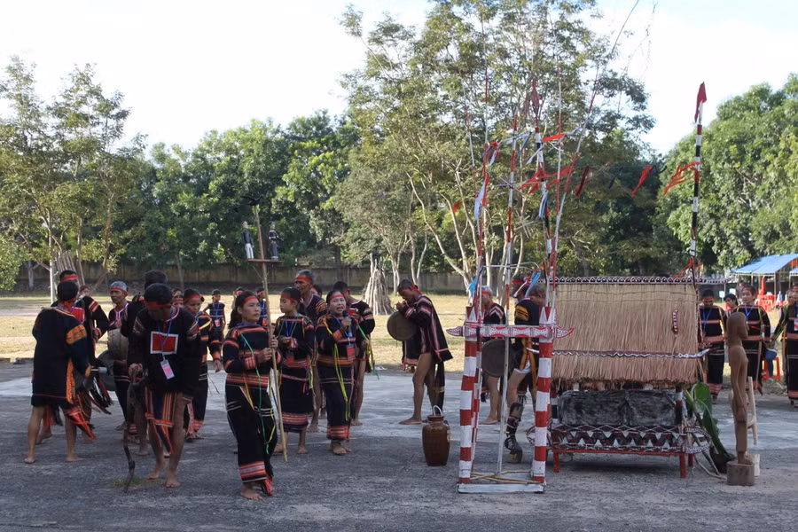 doan-nghe-nhan-xa-ia-broai-trinh-dien-cong-chieng-tai-ngay-hoi-van-hoa-cac-dan-toc-thieu-so-huyen-lan-thu-ii-nam-2024-anh-vu-chi.jpg