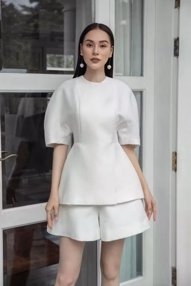 Mùa hè là thời điểm lý tưởng để diện áo peplum trắng cùng quần shorts, tạo nên vẻ ngoài vừa thoải mái vừa thời trang