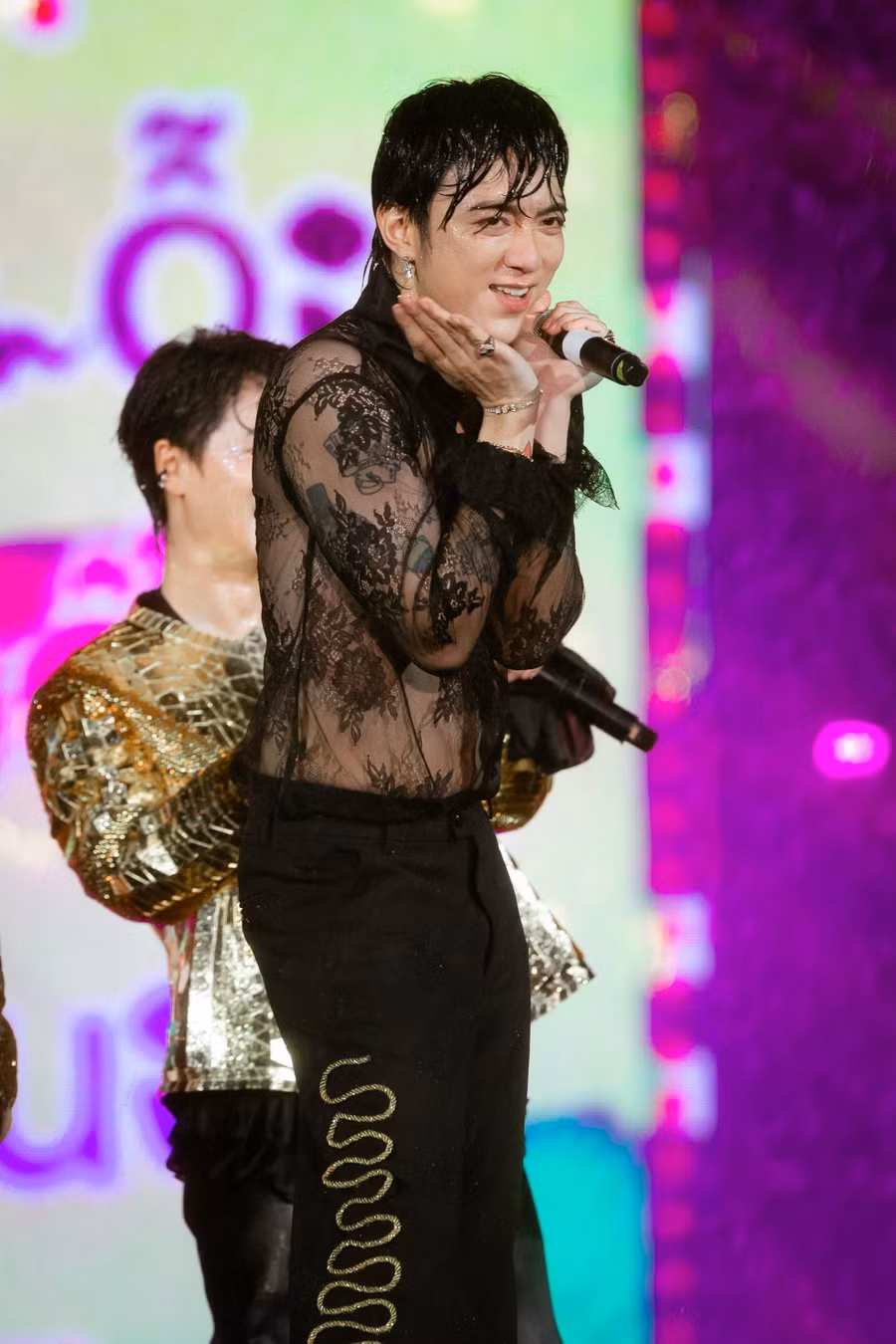Soobin khuấy động chương trình.