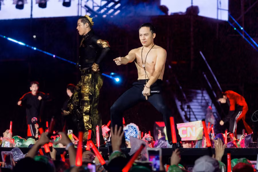 Các bản hit như Đen thôi đỏ quên đi, Super Star, Một lần dang dở - Đi qua cầu vồng, Vợ người ta... được khán giả cổ vũ cuồng nhiệt.