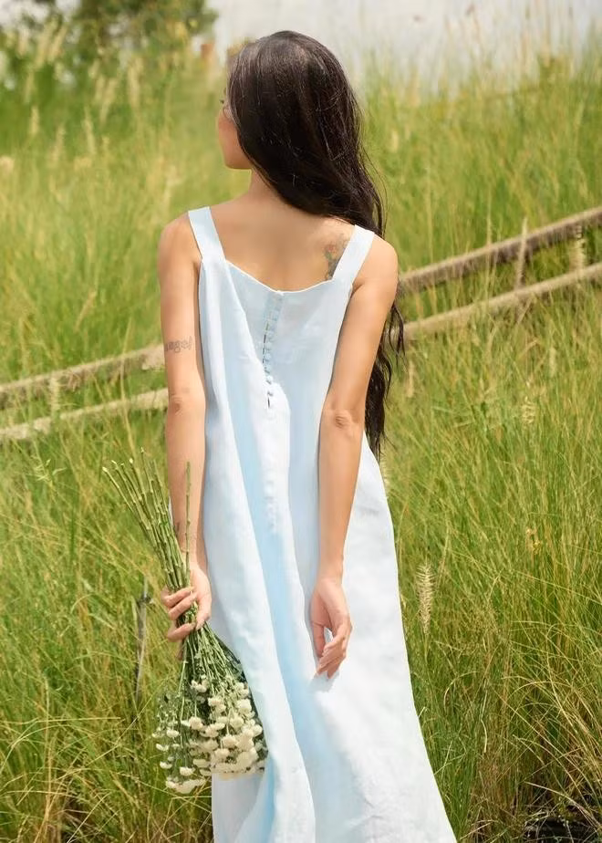 Những chi tiết nhỏ nhưng có thể tạo nên điểm nhấn tinh tế - chi tiết vặn xoắn nhẹ nhàng, hàng cúc bọc vải, đường viền ren hay những nhún xếp ly tay tỉ mỉ...