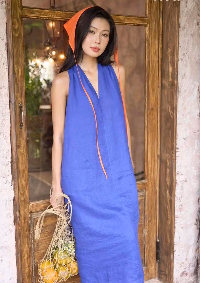 Các thiết kế dáng suông từ linen là lựa chọn đáng để cân nhắc nhất cho mùa hè. Các nhà mốt khéo léo trong cách dựng phom dáng để trang phục dù rộng rãi, thoáng mát vẫn có thể tôn dáng và giấu các nhược điểm cơ thể