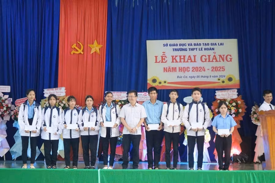 anh-hoang-kim-thang-giam-doc-cong-ty-tnhh-thuong-mai-dich-vu-xuat-nhap-khau-gia-hoang-trao-cac-suat-hoc-bong-cho-hoc-sinh-truong-thpt-le-hoanjpg.jpg