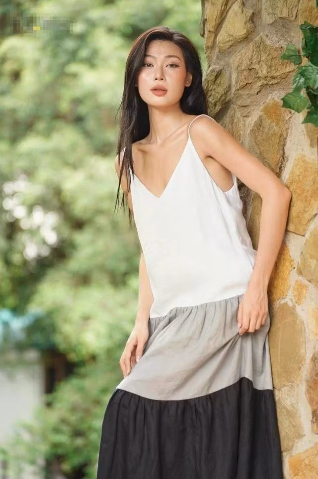 Sự biến chuyển của màu sắc cũng chuyển trọng tâm ánh nhìn lên trang phục. Chính sự kết hợp khéo léo này giúp người mặc ghi điểm mặc đẹp và tạo ấn tượng khó quên chỉ với một chiếc đầm maxi từ linen