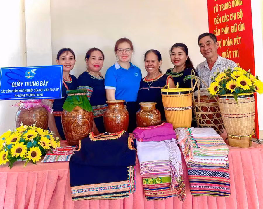 215741cac-chi-mang-san-pham-ruou-ghe-trung-bay-gioi-thieu-tai-mot-so-su-kien.jpg