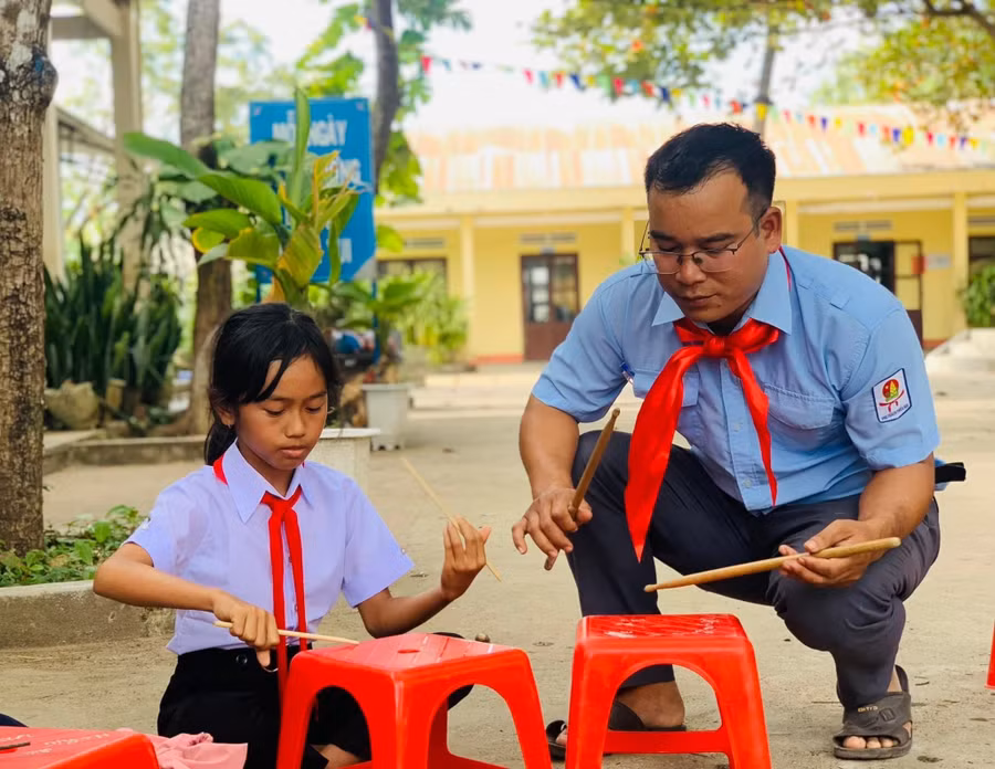 thay-thanh-la-tong-phu-trach-doi-tieu-bieu-luon-nang-dong-sang-tao-trong-cong-tac-doi-va-phong-trao-thieu-nhi-truong-tieu-hoc-dinh-tien-hoang-anh-rh-1.jpg