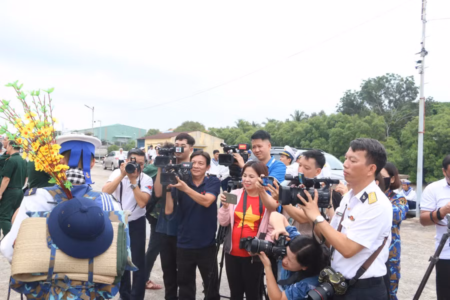 cac-phong-vien-nha-bao-tac-nghiep-truoc-gio-khoi-hanh-di-cac-nha-gian-dk1.jpg