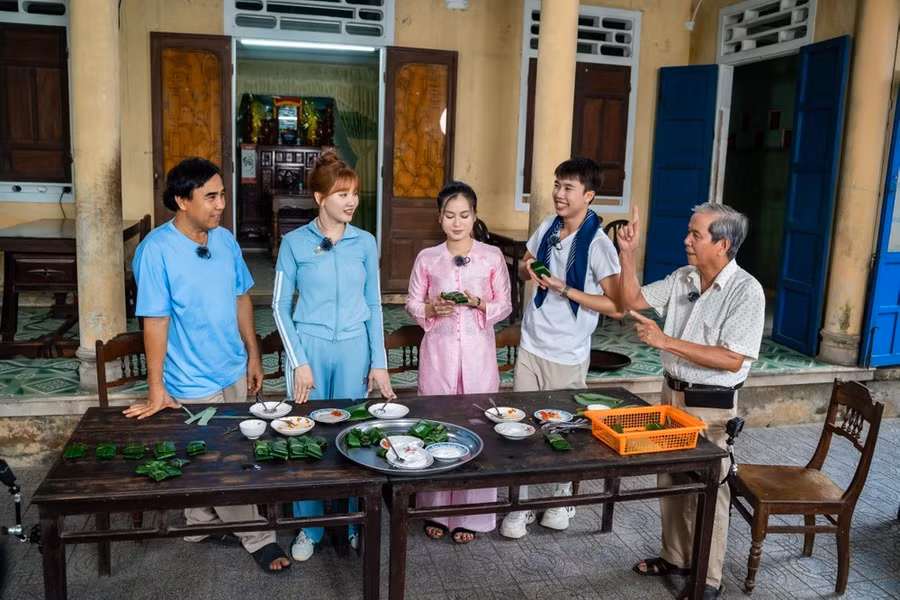 Nghệ sĩ Quyền Linh, Hari Won, Lâm Vỹ Dạ và diễn viên Long Vũ trải nghiệm lớp học làm bánh Huế (bánh lọc và bánh nậm) trong chương trình "Về quê làm giàu"