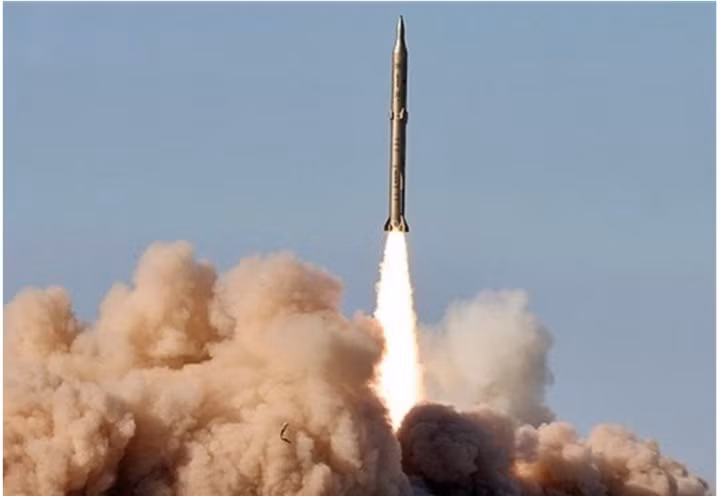 Tên lửa của Iran tấn công thủ đô Tel Aviv của Israel.