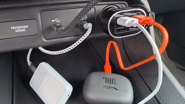 Cổng USB có thể được sử dụng để sạc pin cho nhiều thiết bị điện tử khác