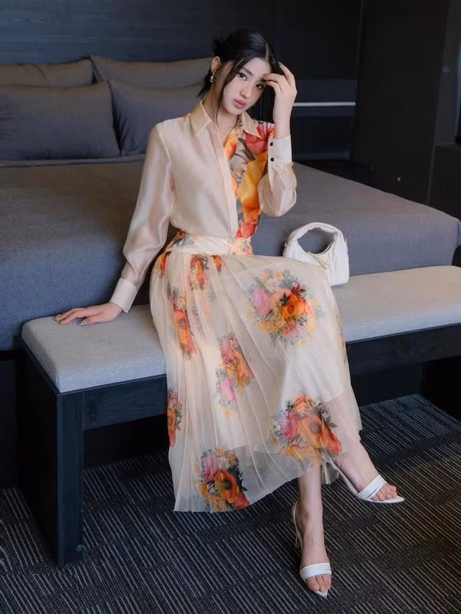 Hai phong cách từ hai bản phối sang chảnh - áo vest và chân váy hoa cùng sắc độ màu nhưng khác biệt ở chi tiết đơn sắc và họa tiết; trong khi đó bản phối sơ mi và chân váy xếp ly in hoa lại có sự tương đồng mang đến sự nổi bật và thu hút