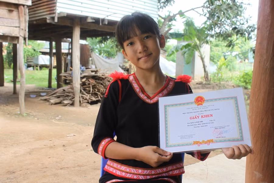 nho-su-ho-tro-tu-du-an-8-em-kpa-linh-nhi-buon-ia-rniu-xa-ia-broai-da-vuot-len-hoan-canh-kho-khan-tro-thanh-hoc-sinh-xuat-sac-duoc-thay-co-ban-be-yeu-men-anh-vu-chi.jpg