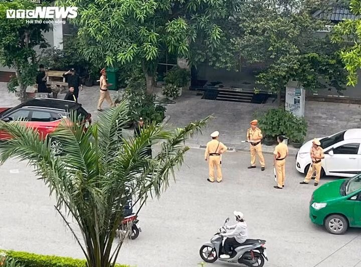 Ngoài ra, lực lượng Công an cũng có mặt tại ngôi nhà nằm trên đường Âu Cơ (TP Thanh Hoá).
