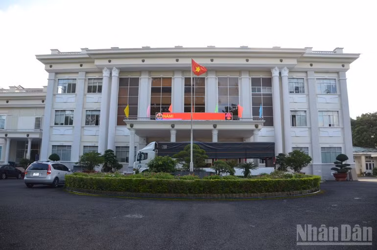 Tại Sở Tài chính, Văn phòng đã chủ động thuê phương tiện trọng tải lớn vận chuyển, trang thiết bị, tài liệu đến vị trí làm việc tại thành phố Quy Nhơn.