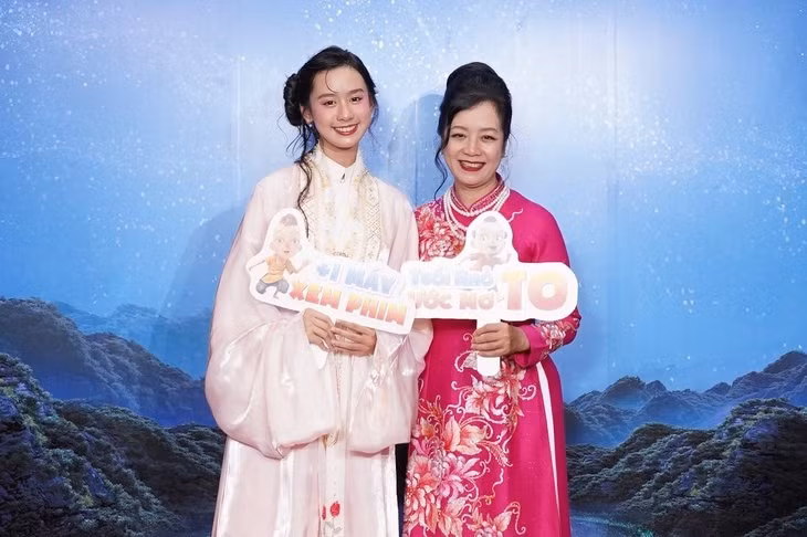 Nghệ sĩ Chiều Xuân - một trong những diễn viên lồng tiếng của Trạng Quỳnh nhí, và diễn viên Hồng Thu của phim Lật mặt 8 - Ảnh: ĐPCC