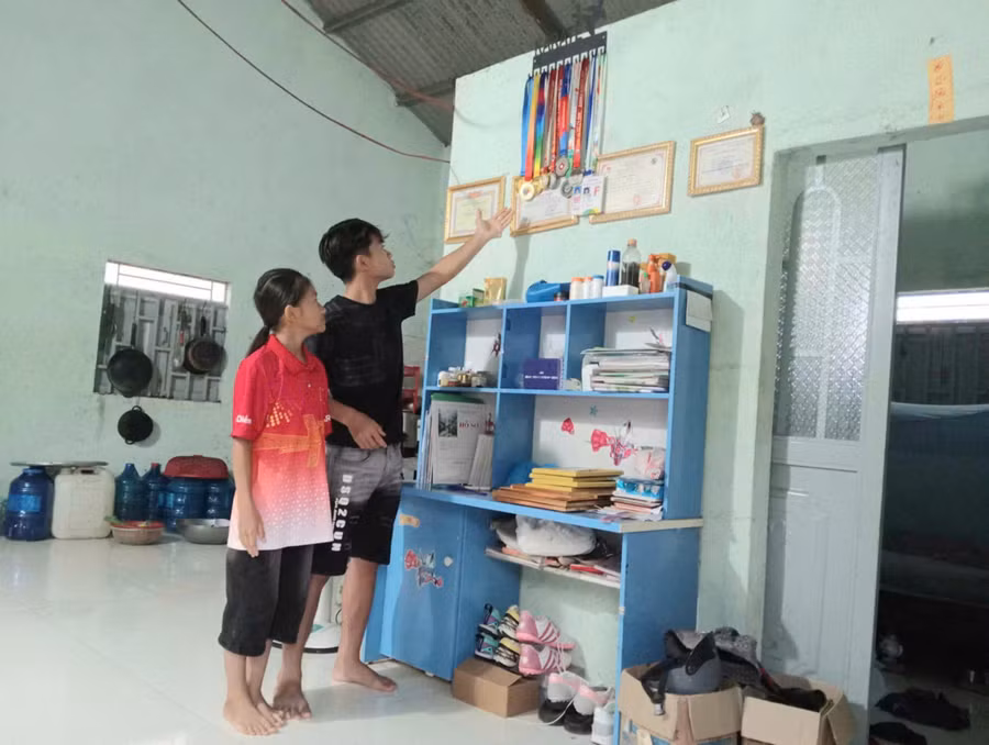 em-nong-duc-sang-va-nong-thi-hong-diem-gioi-thieu-cac-thanh-tich-cua-minh-anh-rh-2.jpg