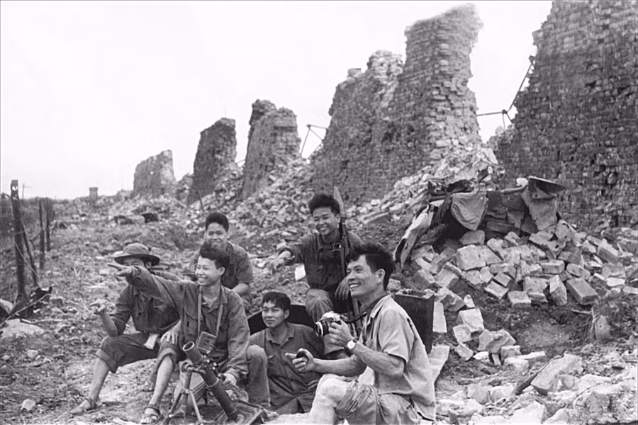 Phóng viên ảnh chiến trường Đoàn Công Tính tác nghiệp tại thành cổ Quảng Trị 1972