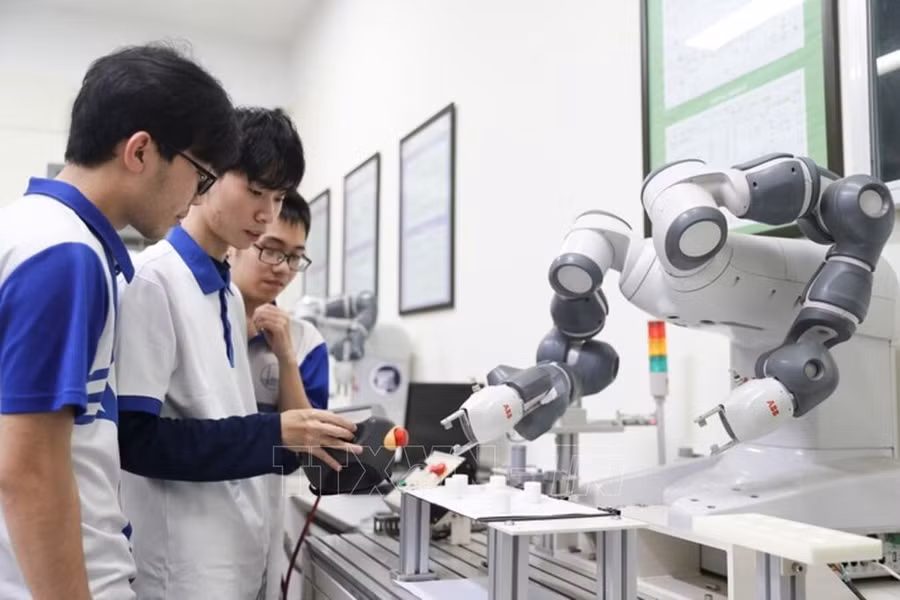Sinh viên Trường Đại học Công nghệ (Đại học Quốc gia Hà Nội) thực hành tại phòng thí nghiệm Ảnh minh họa: TTXVN phát