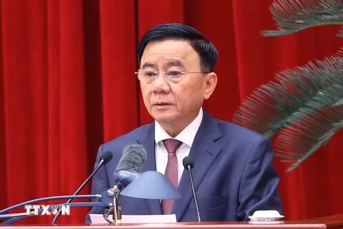 Ủy viên Bộ Chính trị, Thường trực Ban Bí thư Trần Cẩm Tú ký ban hành Kết luận số 169 của Bộ Chính trị, Ban Bí thư về tập trung hoàn thành nhiệm vụ sắp xếp tổ chức bộ máy và đơn vị hành chính. Ảnh: TTXVN