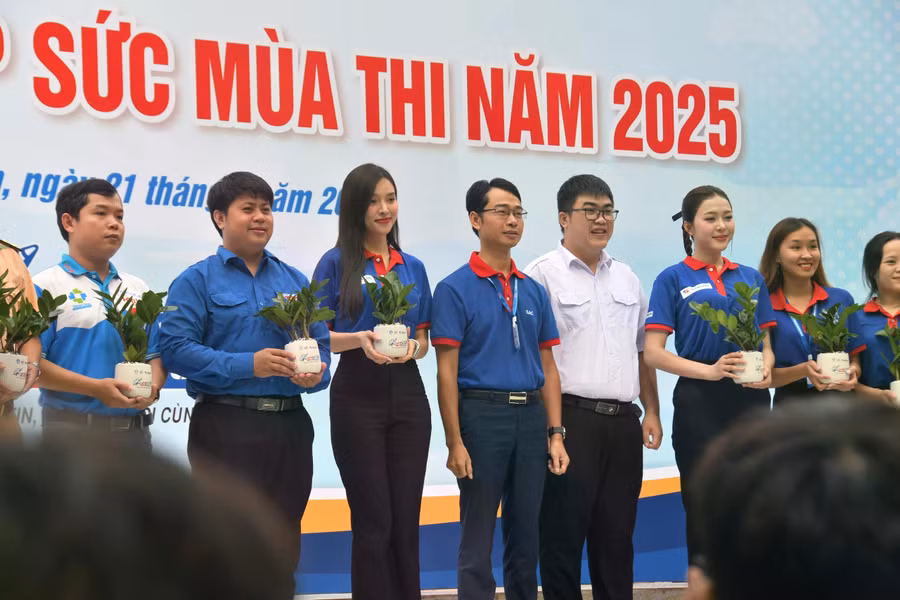Tặng quà cho các đơn vị và cá nhân đồng hành cùng chương trình