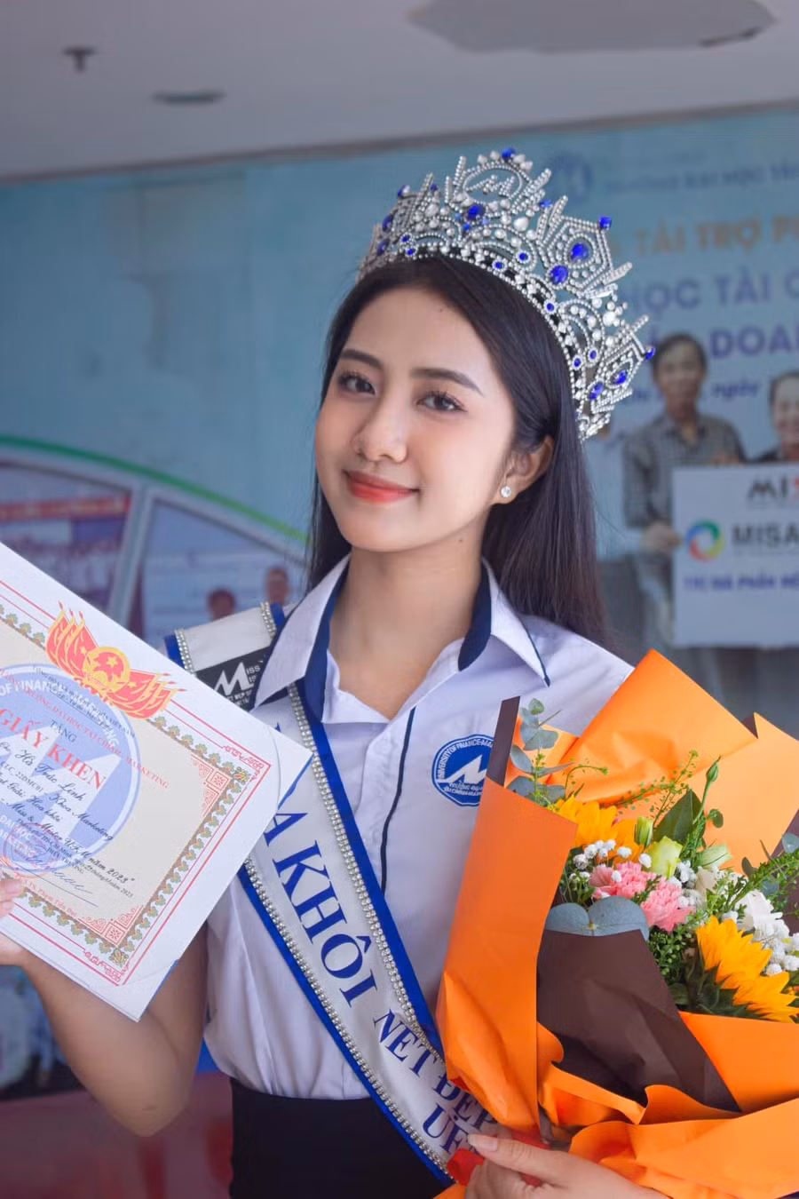"Sau hành trình vừa qua, tôi đã trưởng thành hơn, cả về kỹ năng và cách sống. Tôi học được cách thích nghi trong môi trường mới, lắng nghe và kết nối với các bạn mới. Tôi biết trân trọng thời gian, lên kế hoạch, sắp xếp công việc một cách chủ động. Hơn nữa, tôi học cách yêu thương và chăm sóc bản thân từ việc giữ gìn sức khỏe đến duy trì năng lượng tích cực mỗi lần xuất hiện trước ống kính", cô nói.