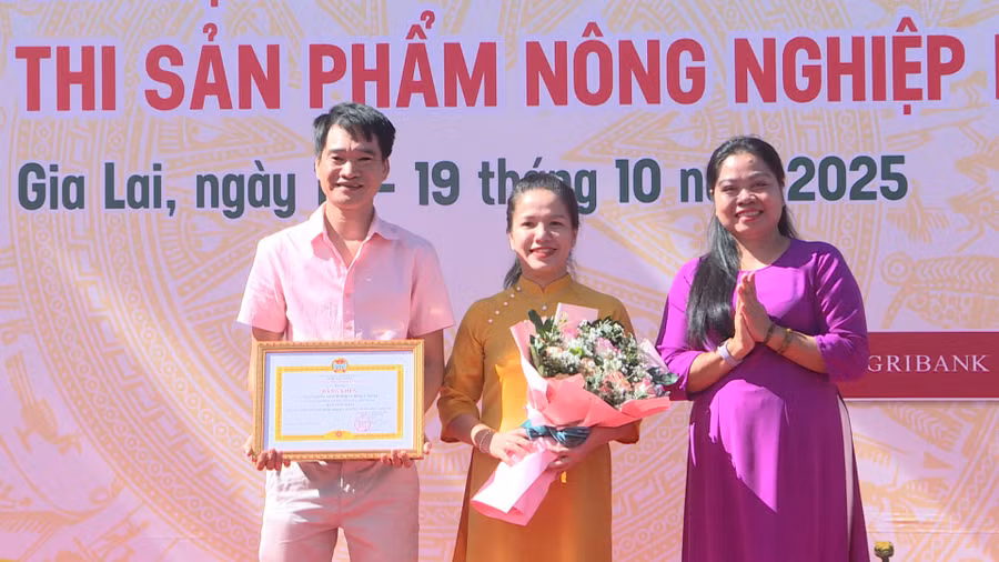 trao-giai-nhat-cuoc-thi-nong-dan-khoi-nghiep-sang-tao.jpg