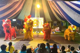 Các em nhỏ Làng trẻ em SOS Pleiku chăm chú xem múa lân. 