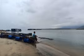 Những chiếc bè nuôi thủy sản của ngư dân bị sóng đánh vỡ tan, trôi dạt ven biển. 