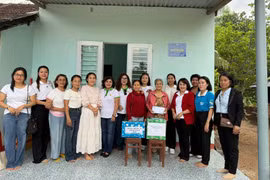 Hội Nữ doanh nhân tỉnh Bình Định cũ bàn giao mái ấm tình thương cho hội viên phụ nữ nghèo ở xã Bình Dương. Ảnh: T.K