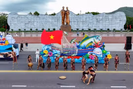 Các nghệ nhân làng Pleiku Róh trình diễn cồng chiêng trong Lễ hội đường phố. Ảnh: Nguyễn Dũng