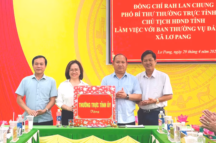 pho-bi-thu-thuong-truc-tinh-uy-chu-tich-hdnd-tinh-thu-2-tu-trai-sang-tang-qua-cua-thuong-truc-tinh-uy-cho-btv-dang-uy-xa-lo-pang.jpg