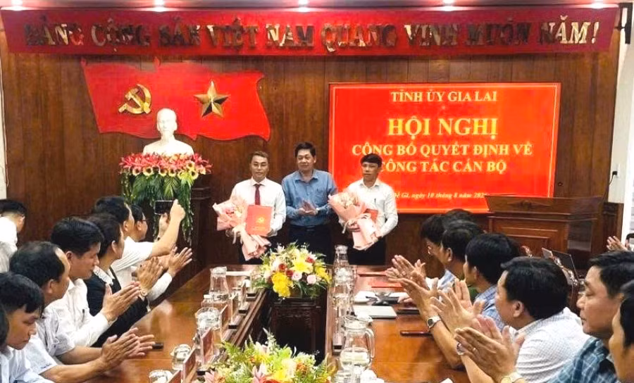 trao-quyet-dinh-cua-ban-thuong-vu-tinh-uy-cho-cac-dong-chi.jpg