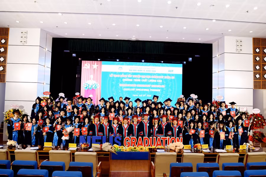 Đại học Kinh tế Quốc dân trao bằng cử nhân cho sinh viên Chương trình chất lượng cao ngành Kiểm toán năm 2025. Ảnh: NEU