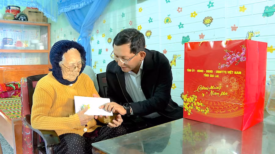 truong-ban-to-chuc-tinh-uy-mai-viet-trung-chuc-tet-cac-don-vi-va-gia-dinh-chinh-sach.jpg