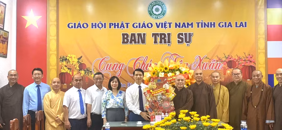 tang-qua-ban-tri-su.jpg