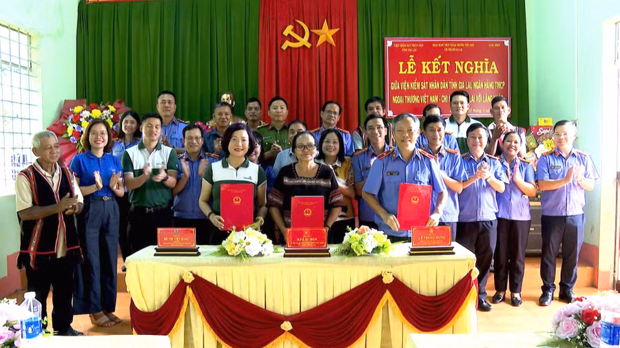 quang-canh-le-ky-ket-ket-nghia-giua-vien-ksnd-tinh-gia-lai-va-vietcombank-gia-lai-voi-lang-khop.jpg