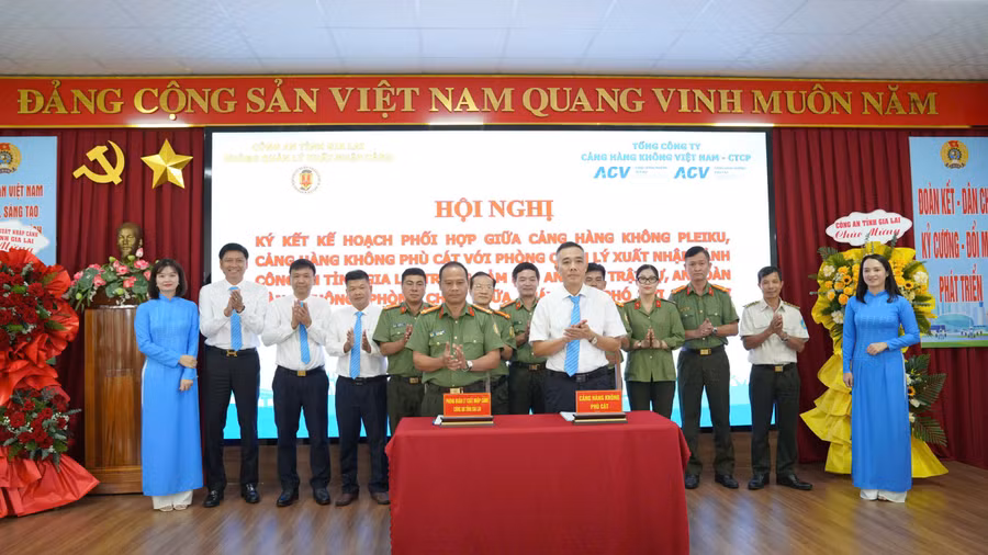 lanh-dao-phong-quan-ly-xuat-nhap-canh-cong-an-tinh-va-cang-hang-khong-phu-cat-ky-ket-ke-hoach-phoi-hop-bao-dam-an-ninh-trat-tu-an-toan-hang-khong.jpg