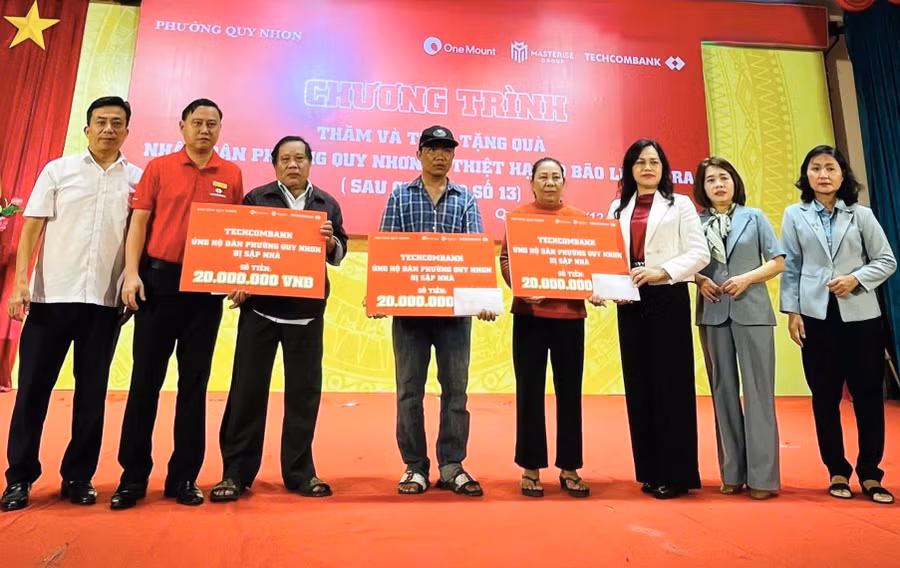 dai-dien-ngan-hang-techcombank-chi-nhanh-quy-nhon-trao-bang-tuong-trung-tang-qua-cho-cac-ho-bi-sap-nha-hoan-toan.jpg