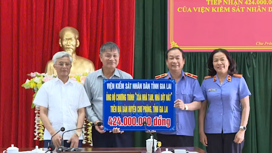 dai-dien-lanh-dao-huyen-chu-prong-tiep-nhan-tien-ung-ho-xoa-nha-tam-nha-dot-nat-anh-ngoc-anh.jpg