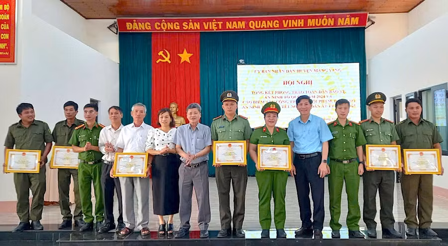 khen-thuong-cac-ca-nhan-co-thanh-tich-xuat-sac-trong-phong-trao-bao-ve-antq-8580.jpg