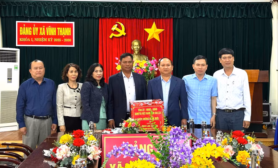 pho-bi-thu-thuong-truc-tinh-uy-trao-tang-qua-cho-dang-u-y-xa-vinh-thanh.jpg
