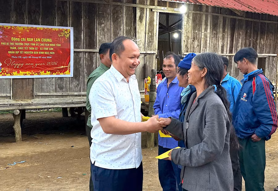 pho-bi-thu-thuong-truc-tinh-uy-rah-lan-chung-tham-va-tang-qua-tet-o-thon-o2-xa-vinh-son.jpg
