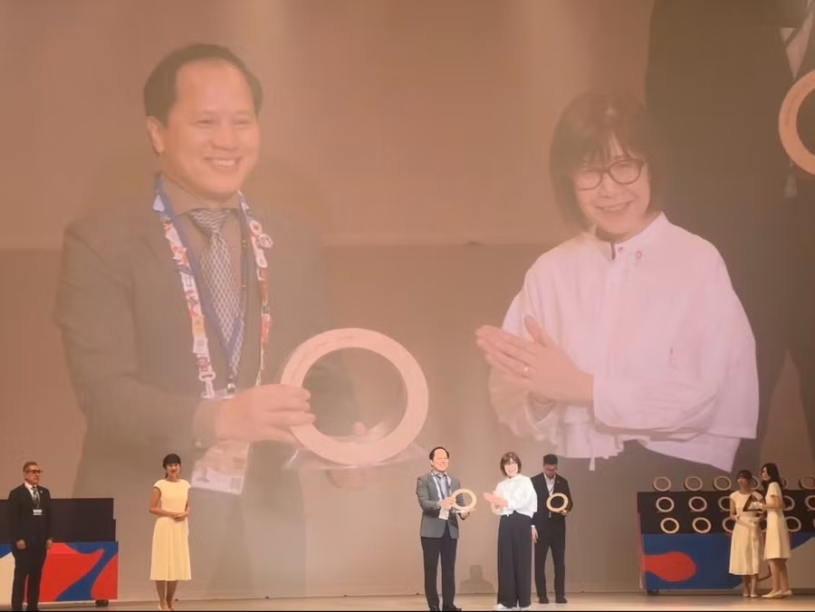 ong-tran-nhat-hoang-pho-tong-dai-dien-viet-nam-tai-expo-2025-osaka-dai-dien-nhan-giai-giai-bac-danh-cho-nha-trien-lam-co-thiet-ke-trung-bay-xuat-sac-nhat.jpg