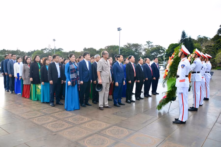cac-dai-bieu-dang-hoa-truoc-tuong-dai-bac-ho-voi-cac-dan-toc-tay-nguyen-tai-quang-truong-dai-doan-ket.jpg