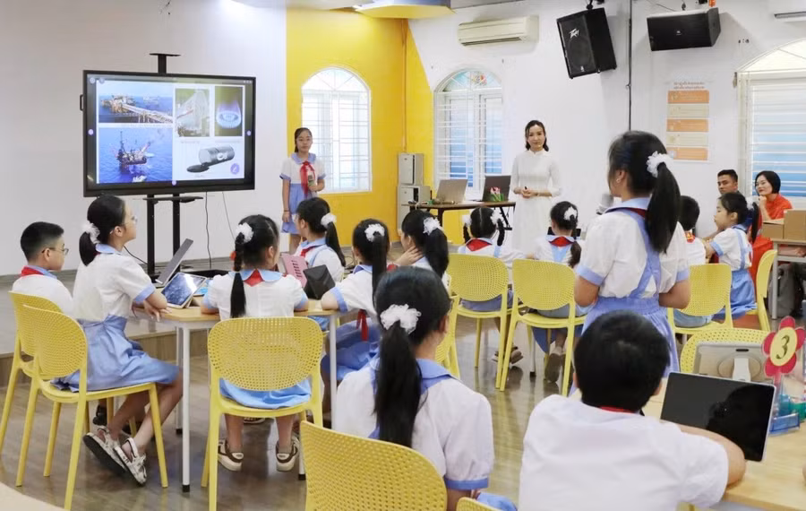 giao-duc-tri-tue-nhan-tao-co-vai-tro-cot-yeu-giup-hoc-sinh-phat-trien-kha-nang-tiep-nhan-mo-rong-tri-thuc-va-sang-tao-trong-the-gioi-so-hoa.jpg