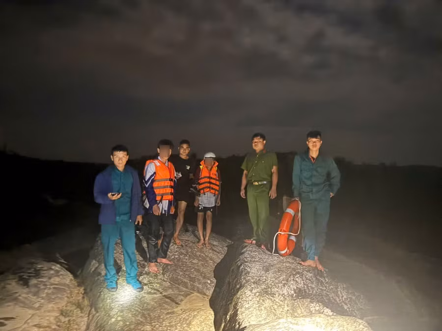 cong-an-xa-kong-chro-kip-thoi-giai-cuu-2-hoc-sinh-mac-ket-khi-thuy-dien-xa-nuoc.jpg