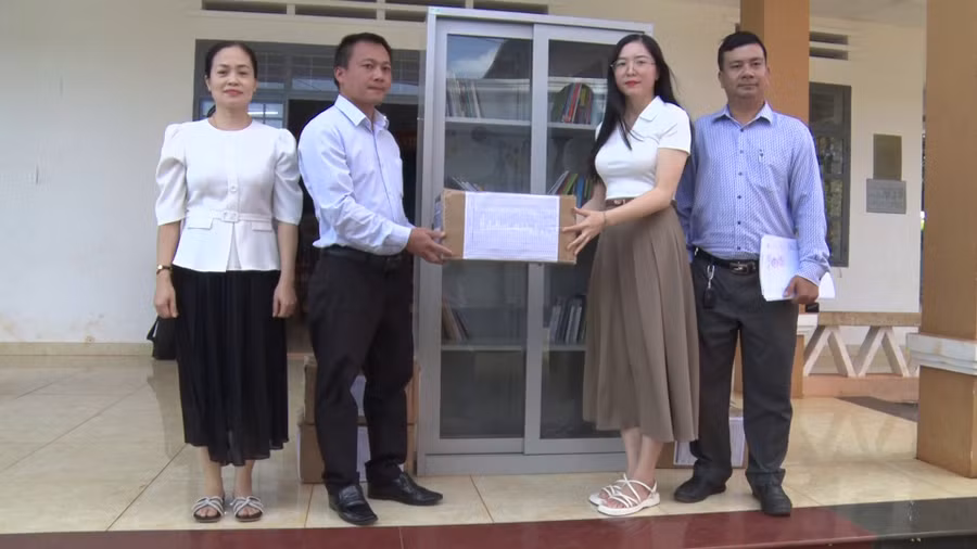 pho-giam-doc-thu-vien-tinh-thu-2-tu-ben-trai-qua-ban-giao-tu-va-sach-cho-dai-dien-xa-ia-kla-huyen-duc-co.png