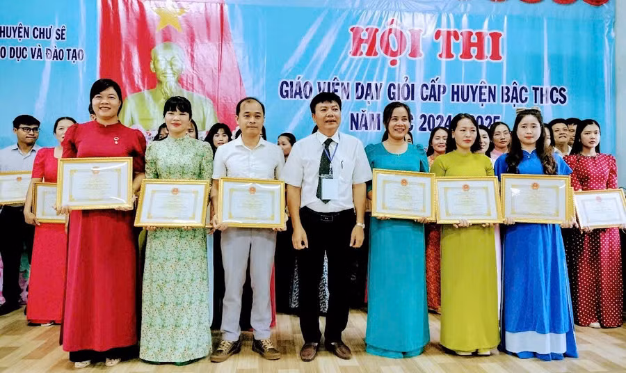 btc-trao-giai-ca-nhan.jpg
