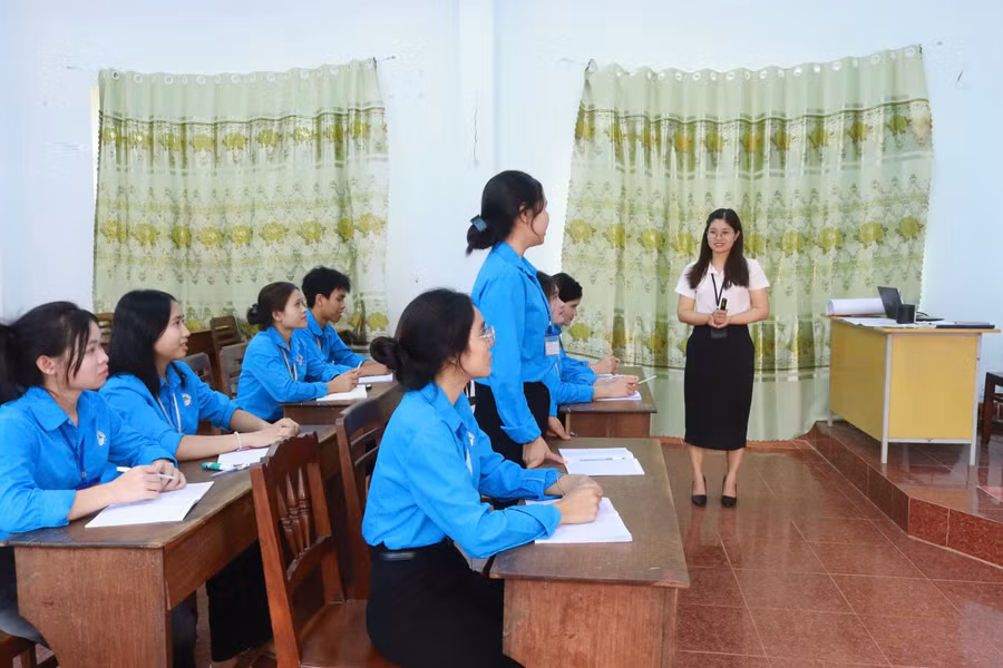 giang-vien-trinh-giang-bai-giang-ly-thuyet-thuoc-chuyen-nganh-cong-tac-xa-hoi-tai-hoi-giang.jpg